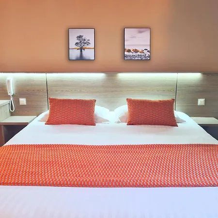 Brit Piscine & - Fougeres Hotel Lecousse